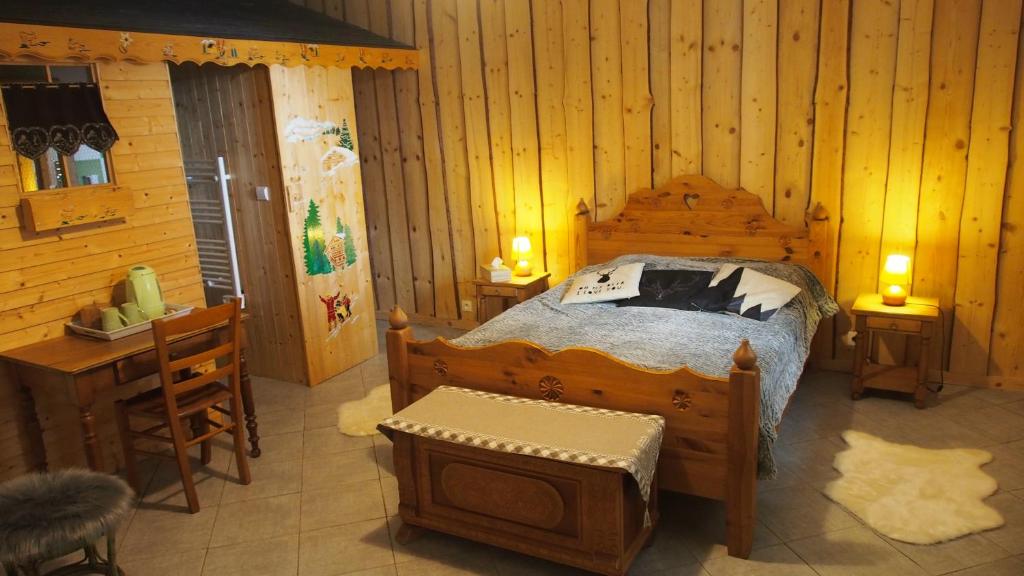 法韦热Chambres d'hôtes Olachat proche Annecy的小木屋内一间卧室,配有一张床