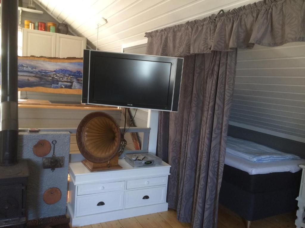 斯沃尔韦尔Lofot Loftet的房间里的梳妆台上方的电视机