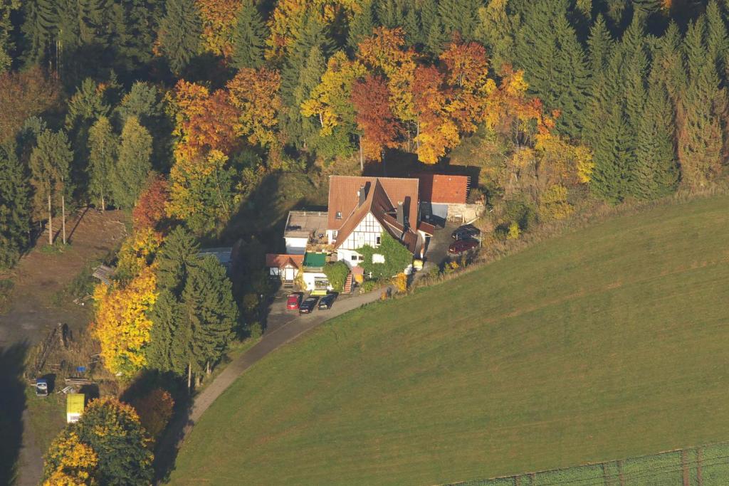 维林根Haus Sonnenberg的山丘上房屋的空中景致