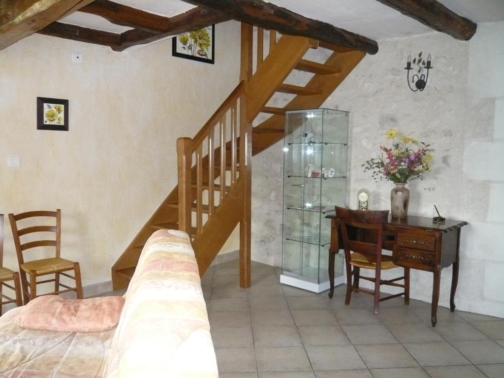 MontsLa grange de Candé的一间卧室设有楼梯、桌子和书桌