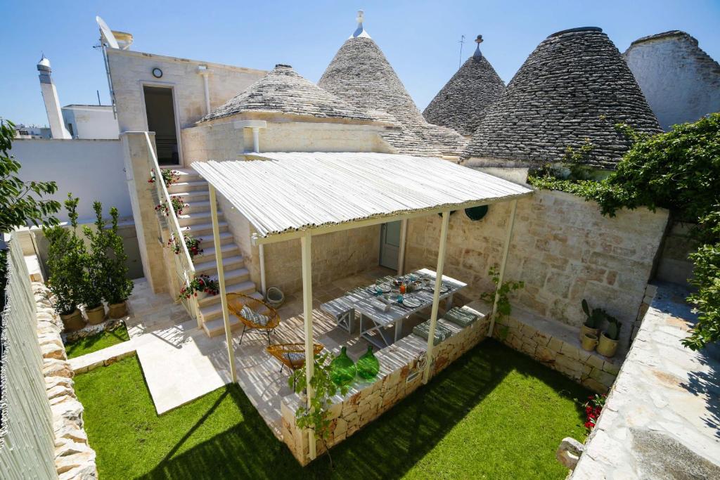 阿尔贝罗贝洛Hermanas Relais - trulli luxury的屋顶房屋的空中景致