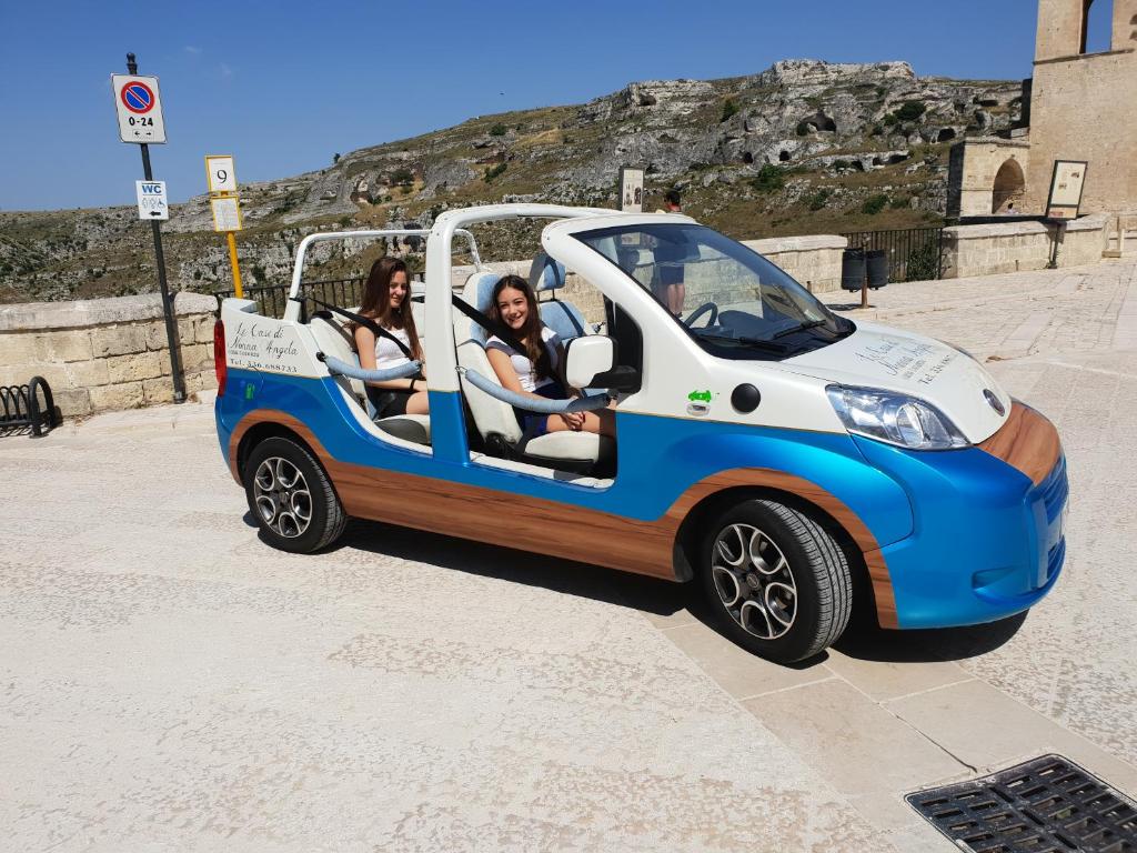马泰拉安吉拉奶奶度假屋的两名妇女乘坐小型电动车