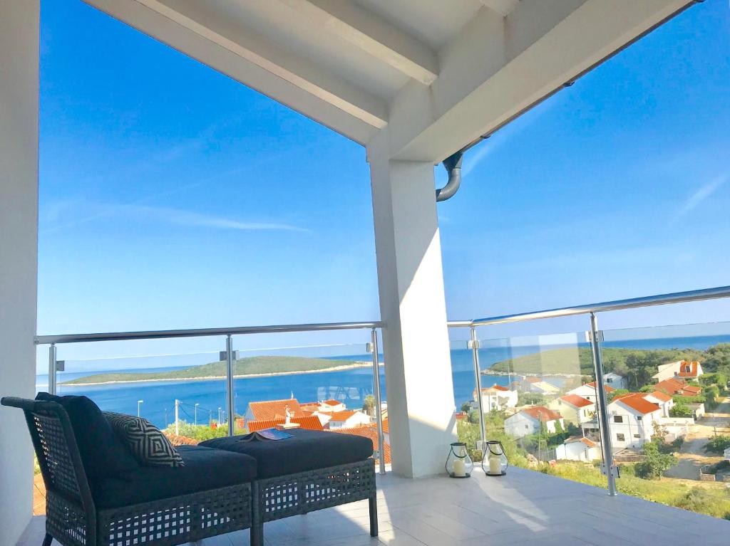维斯VisitAylinVis的阳台配有沙发,享有海景。