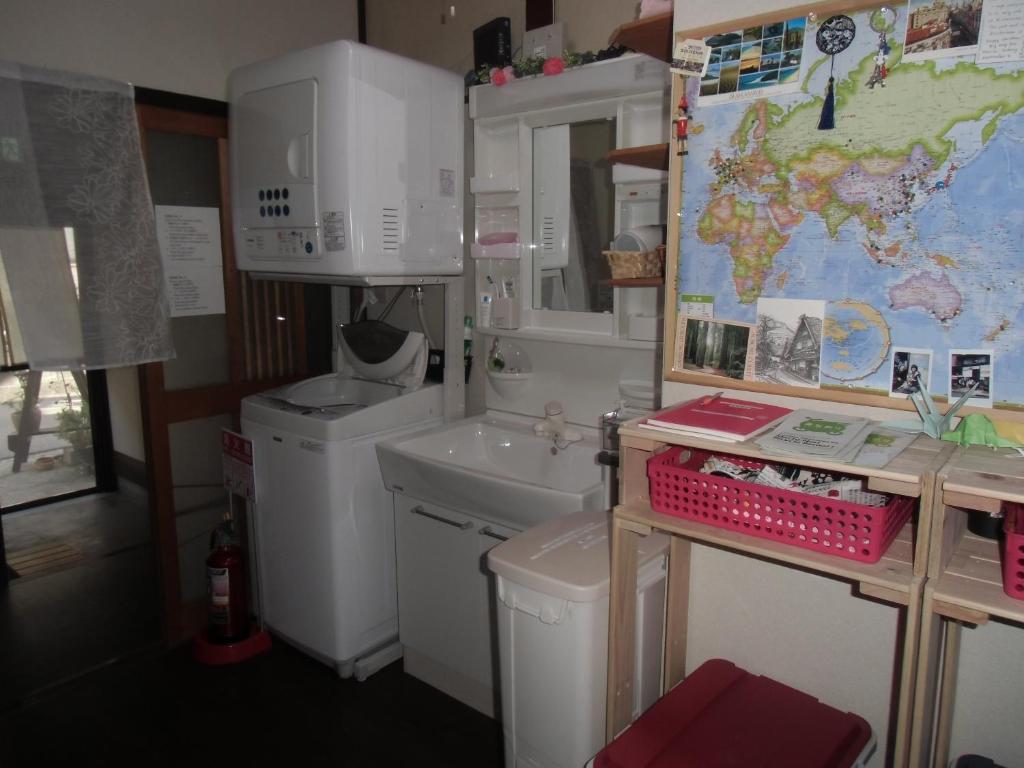 金泽Kanazawa Share House GAOoo的厨房配有水槽和洗衣机