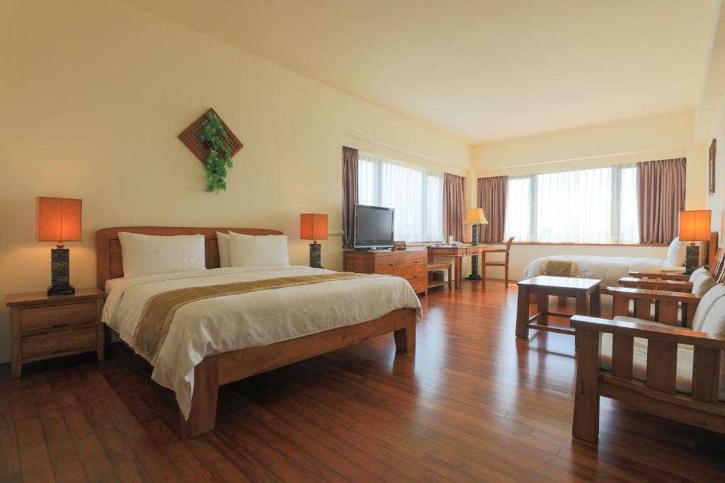 马公元泰大饭店的一间卧室配有一张床、一张沙发和一台电视