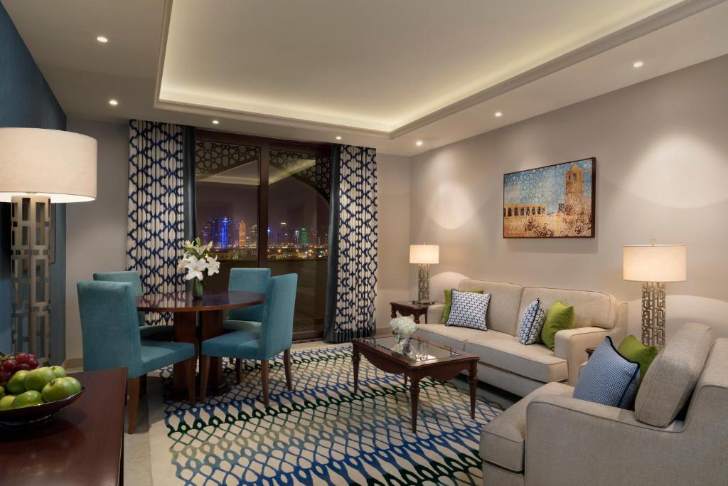 多哈Al Najada Doha Hotel Apartments by Oaks的客厅配有沙发和桌子
