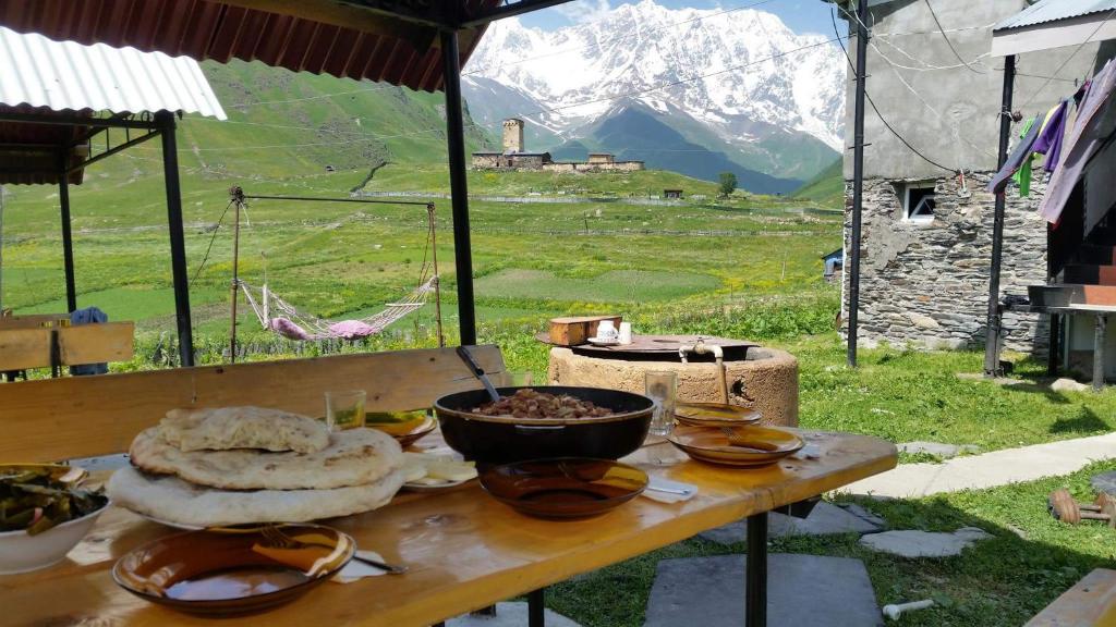 乌树故里安吉丽娜旅馆的一张桌子,上面放着食物,享有山景