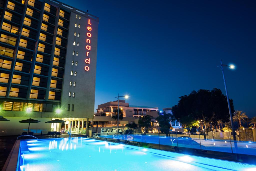 提比里亚太巴列莱昂纳多酒店的大楼前设有游泳池的酒店