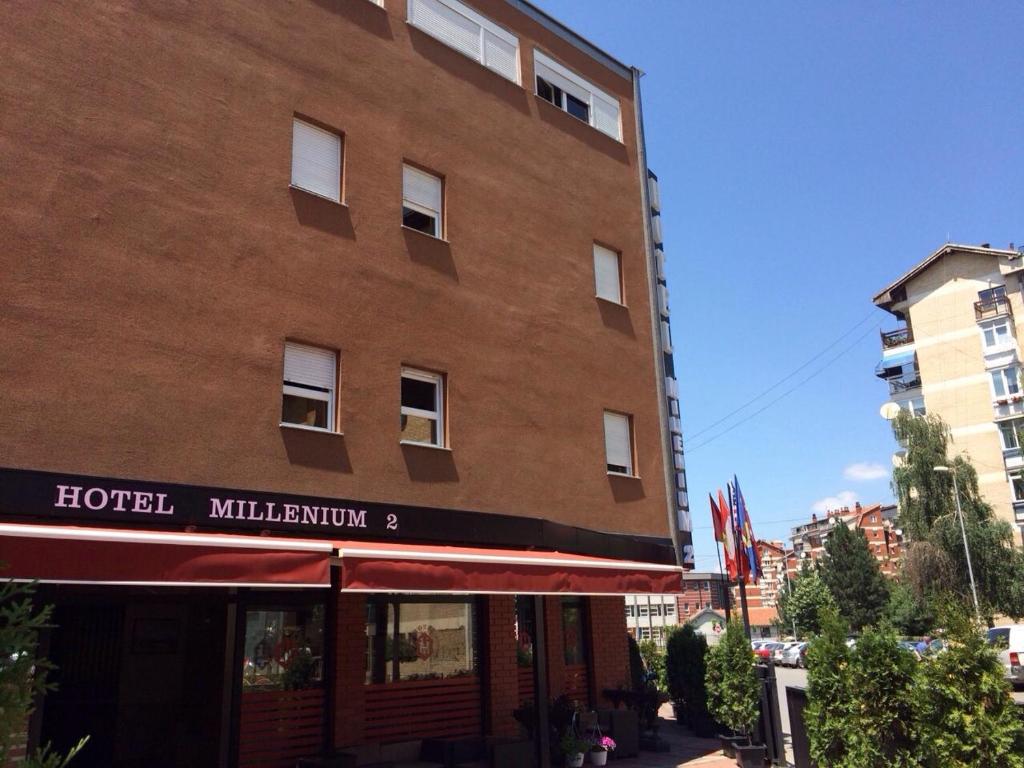 普里兹伦Hotel Millenium2的一座大型砖砌建筑,上面有酒店