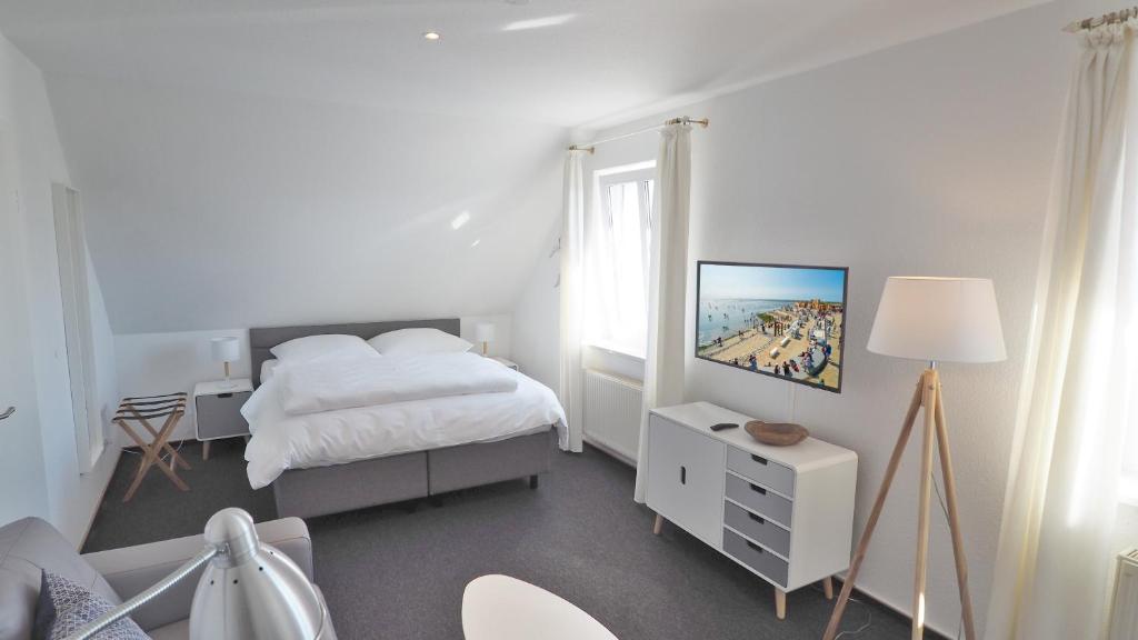 比苏姆Westerstrasse Kajüten的白色的卧室设有床和窗户