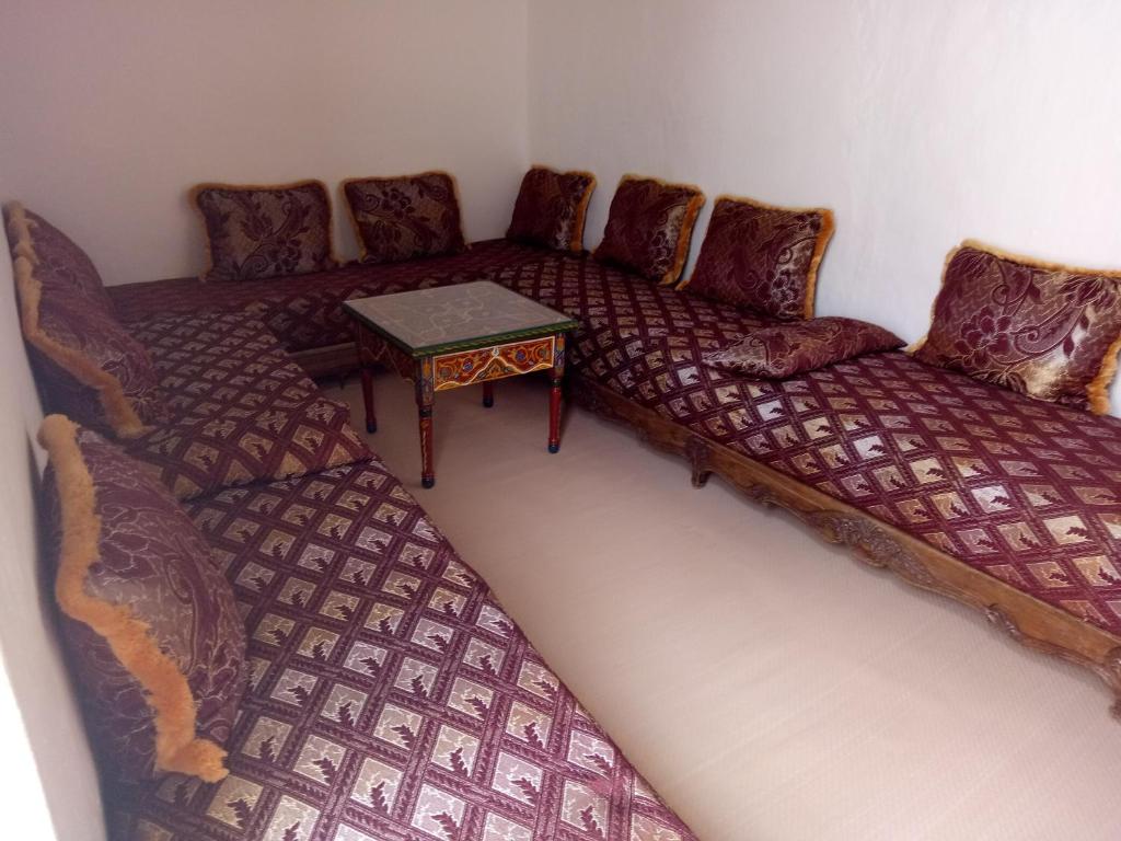 拉巴特Maison Saadia的客厅配有沙发和桌子