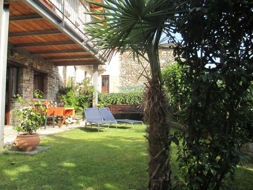 特拉雷戈Casa Cicala的庭院里设有桌椅