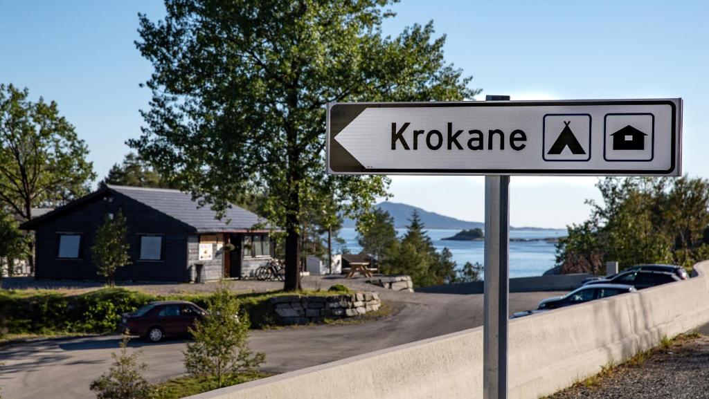 弗洛罗Krokane Camping Florø的房屋前读考考明的标志