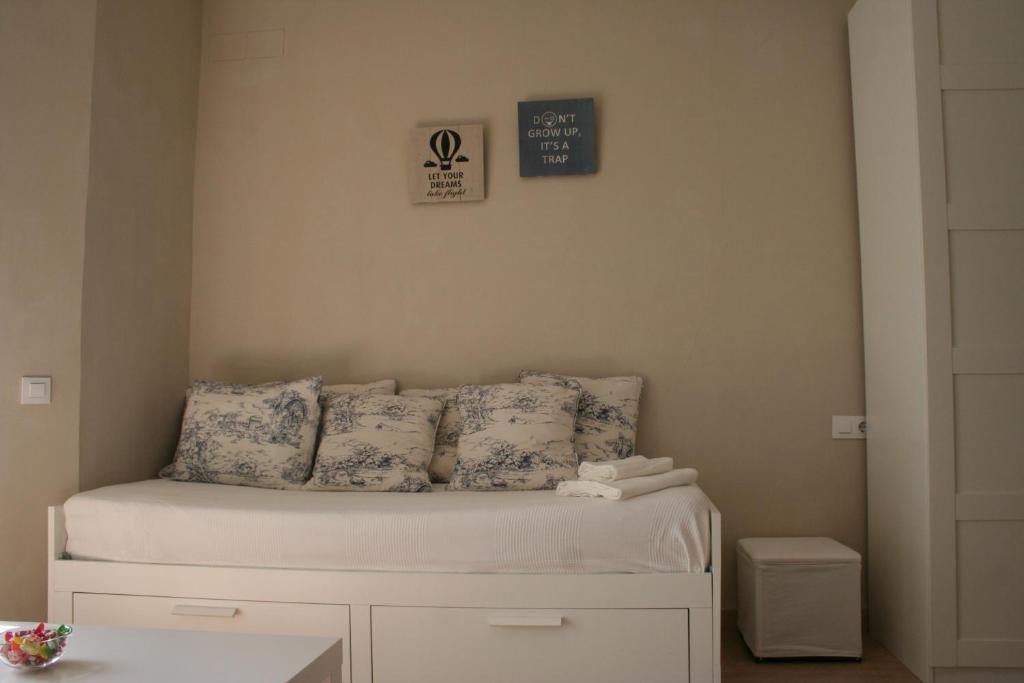塞维利亚CLB Feria Apartment的一间卧室配有一张带蓝色和白色枕头的床