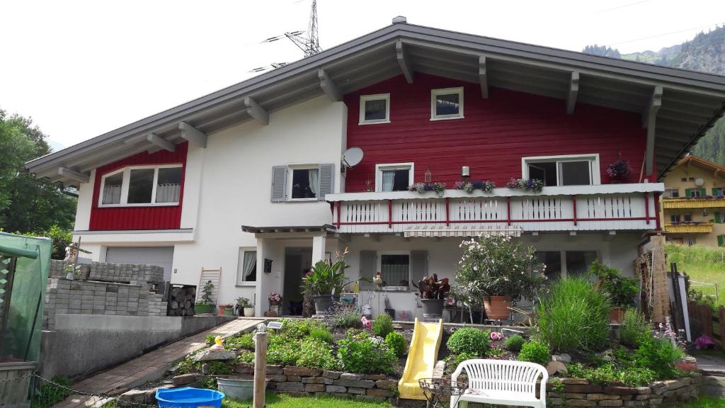 瓦尔德阿尔贝格Ferienwohnung Evi的带阳台的红白色房屋
