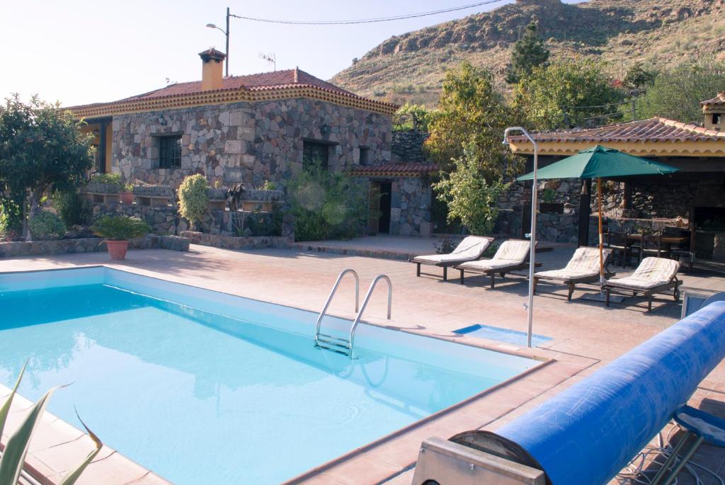 圣巴托洛梅El Valle de Chira的房屋前的游泳池