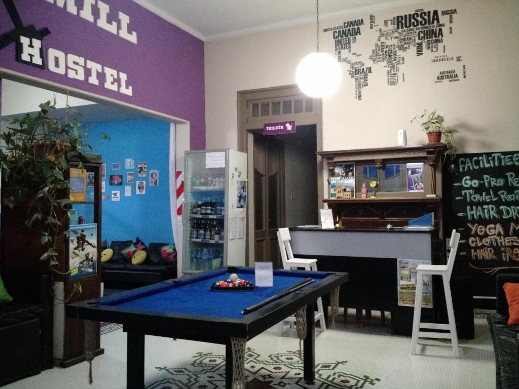 门多萨Windmill Hostel的客房设有乒乓球桌和冰箱。