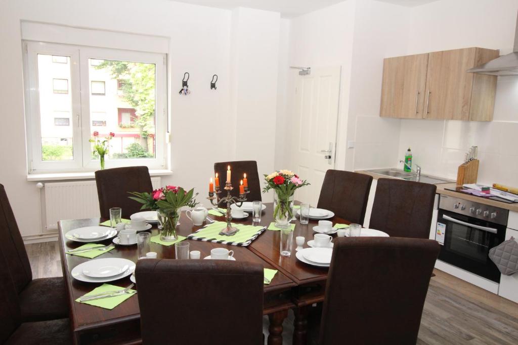 柏林Apartments Tempelhof的厨房配有餐桌和椅子