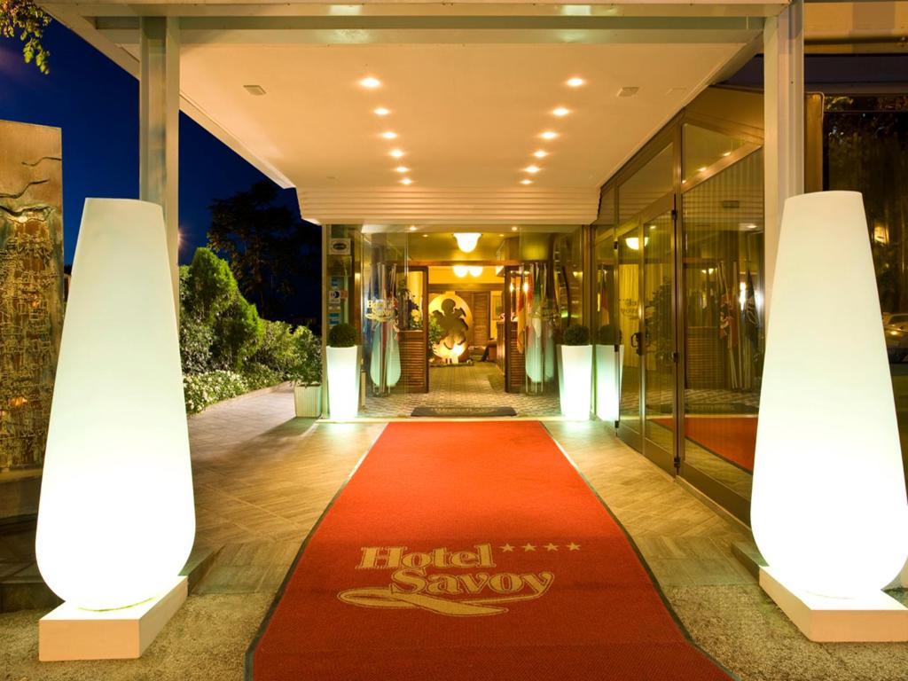 佩萨罗萨伏依酒店的酒店大堂,在大楼前铺有红地毯