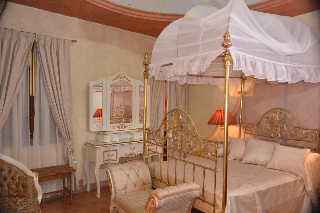 瓦哈卡市Na-anché Hotel的一间卧室配有一张天蓬床和一把椅子
