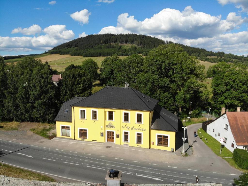 切尔韦纳沃达U Čmeláků的路旁黄色建筑的顶部景观
