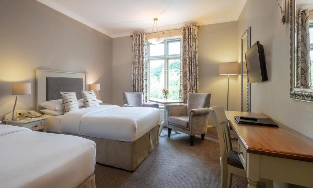 基尔肯尼基尔肯尼河苑酒店的酒店客房配有两张床和一张书桌