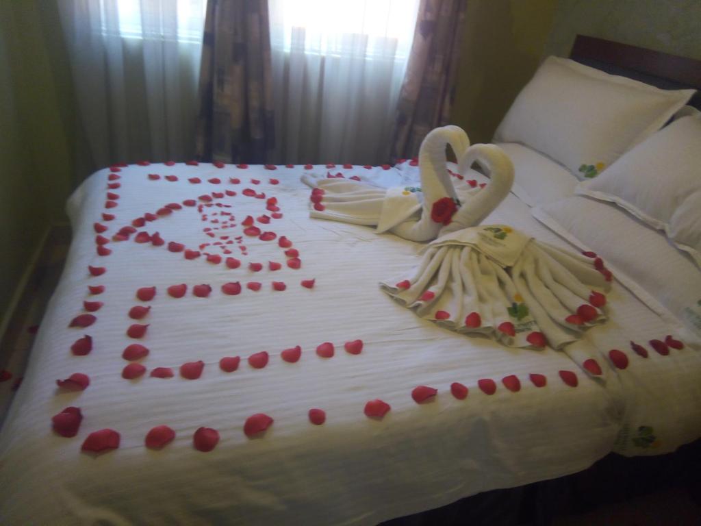 内罗毕白灰酒店的玫瑰床上的蛋糕,天鹅