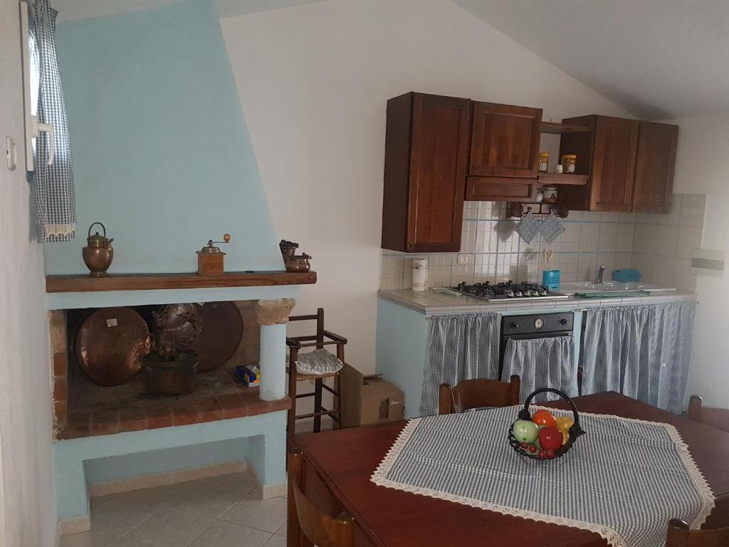 卡帕尔比奥La Casetta Blu的一间带桌子的厨房和一间带炉灶的厨房