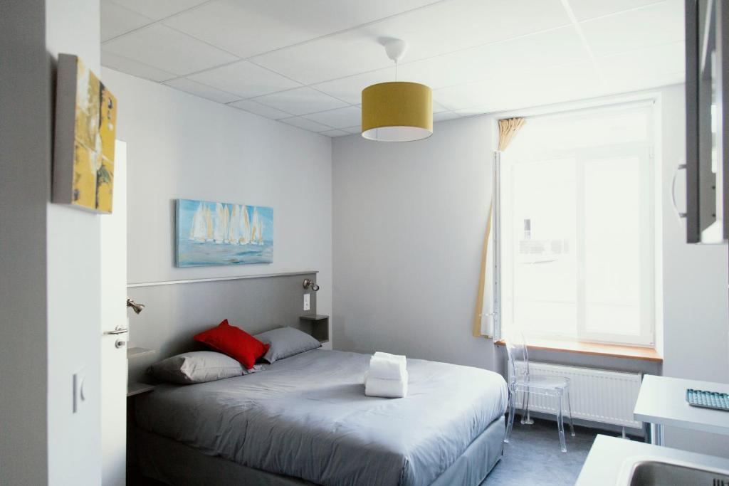 圣纳泽尔SmartAppart Saint Nazaire的一间小卧室,配有床和窗户