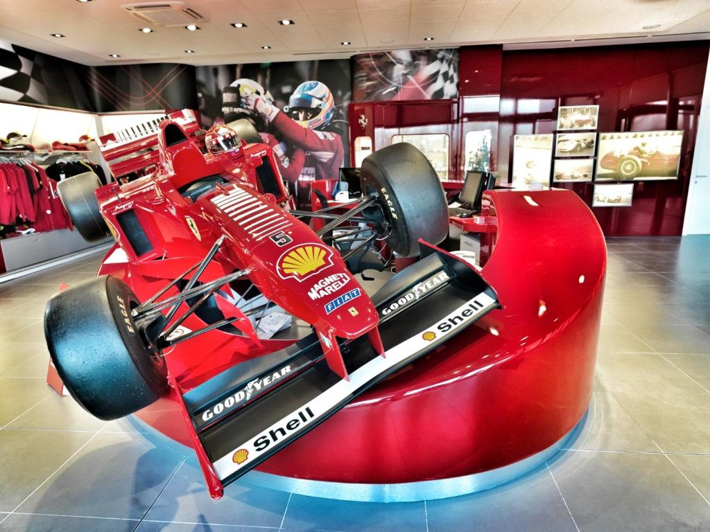 马拉内罗Hotel Maranello Village的商店里展示的红色赛车