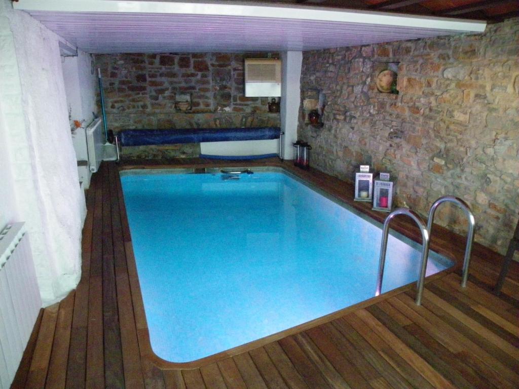 Claverol卡萨丘吉尔酒店的设有一个大型游泳池,