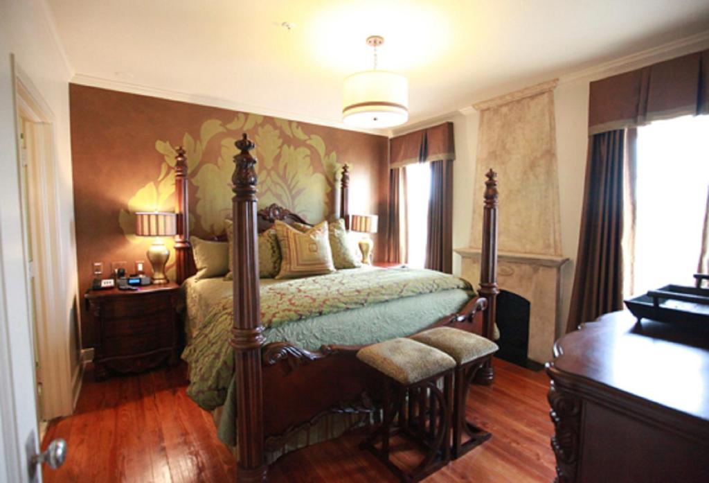 塔尔萨坎贝尔酒店的卧室配有一张床