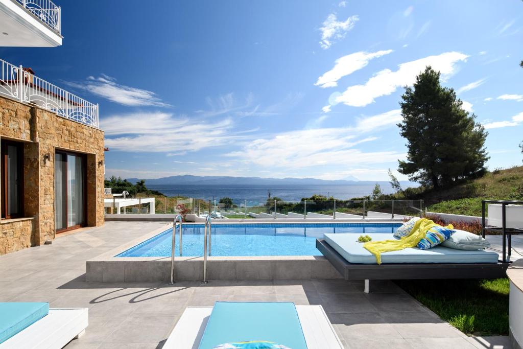 帕利乌里翁Villa D'Oro - Luxury Villas & Suites的一个带游泳池和庭院的别墅