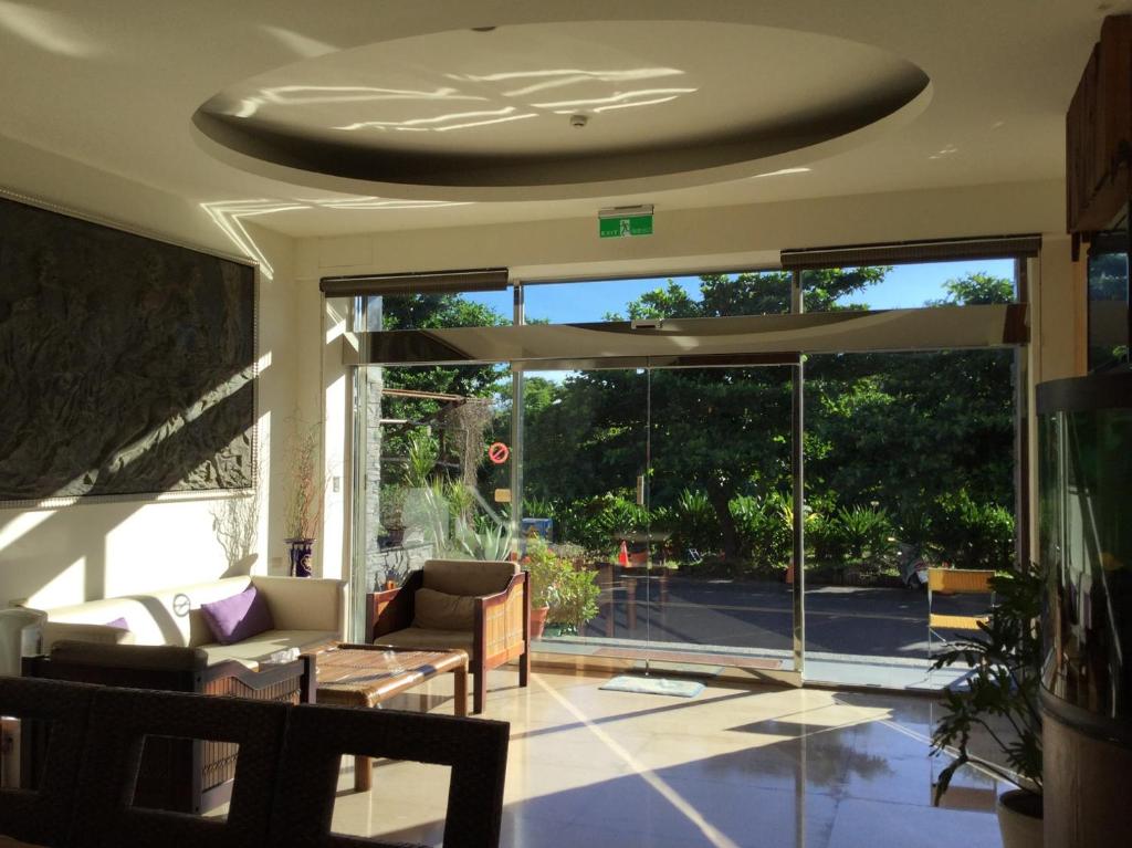 垦丁大街海韵渡假旅店的客厅设有通往庭院的大玻璃门