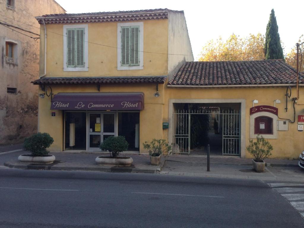 AuriolHôtel Restaurant Le Commerce的街道拐角处的建筑物