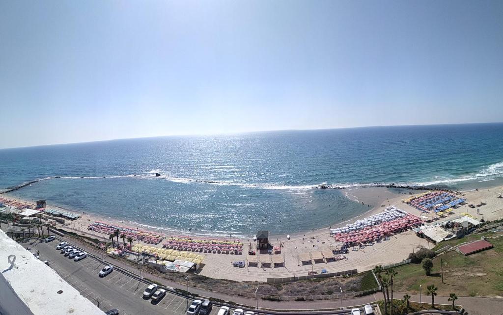 巴特亚姆Sweet Honeymoon Apartment Tel Aviv Bat Yam 611的一片人满为患的海滩和海洋
