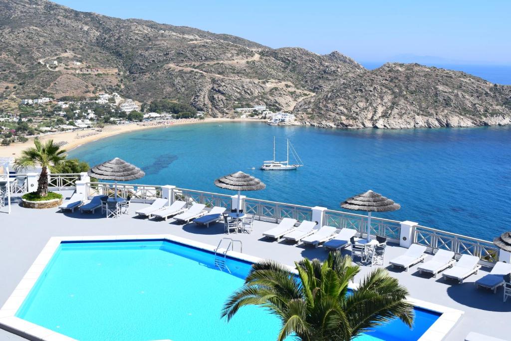 迈洛波塔斯卡特琳娜酒店的享有度假村游泳池和海滩的景致。