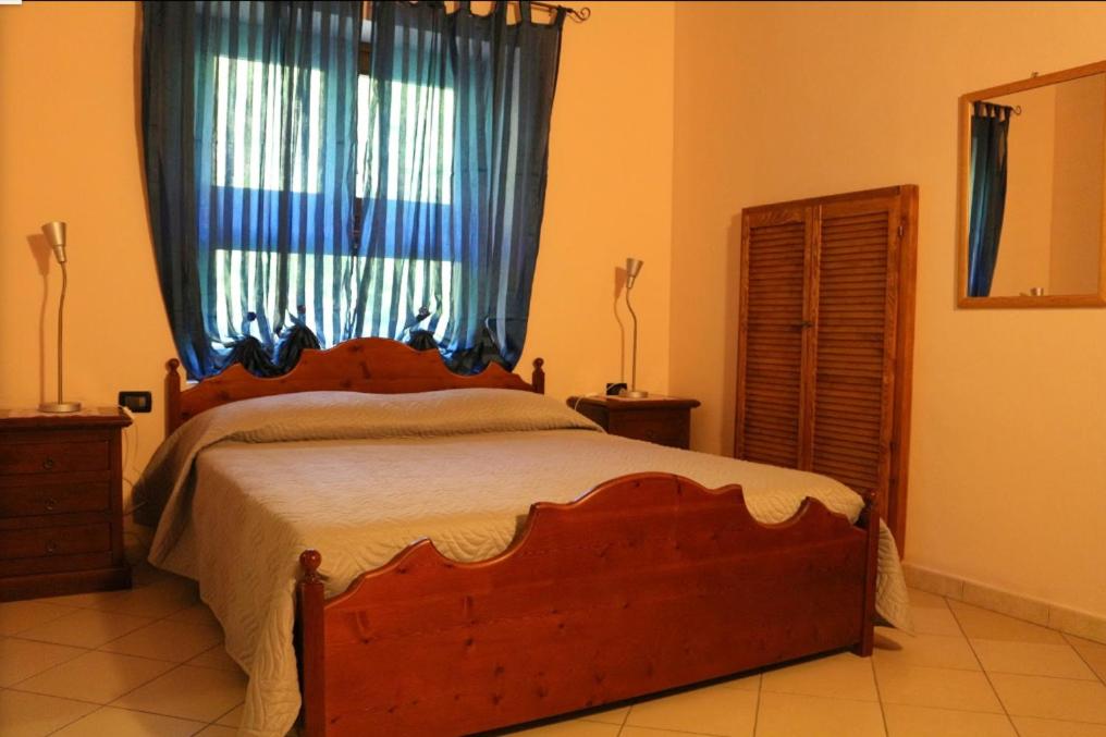 RivaraLa Bedina的一间卧室设有一张大床和窗户