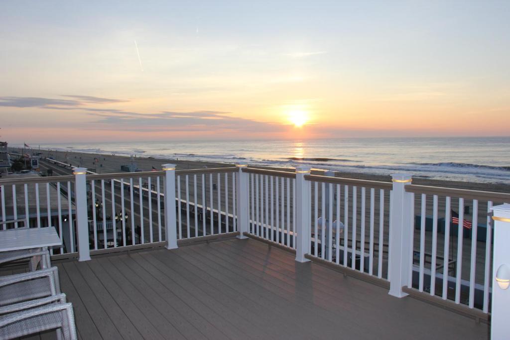 大洋城Safari Hotel Boardwalk的日落时分享有海洋美景的阳台