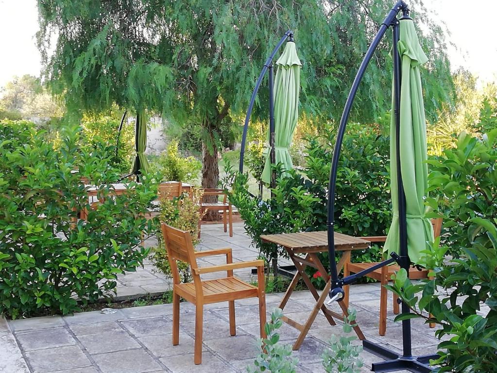 卡萨拉诺Sabell的一个带桌椅和遮阳伞的庭院