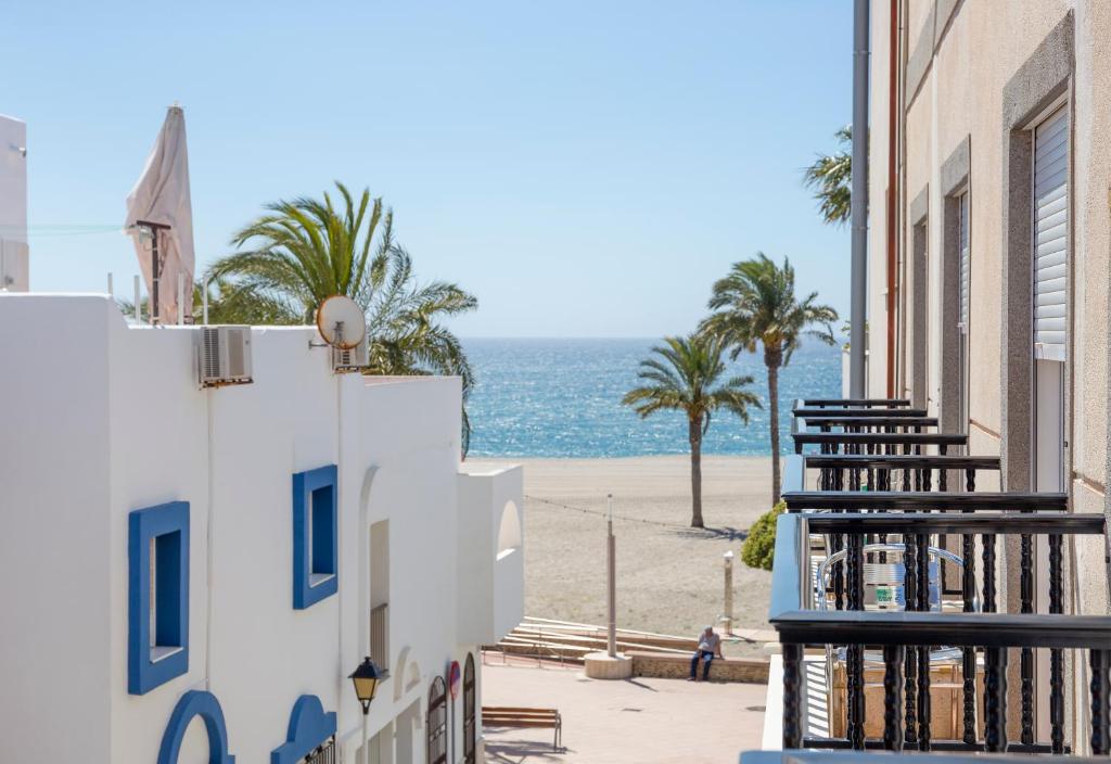 卡沃内拉斯Pensión Las Palmas的从大楼的阳台上可欣赏到海滩景色