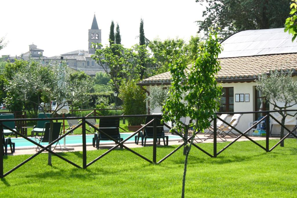 贝瓦尼亚珀塔古尔法酒店的草地上带桌椅的花园