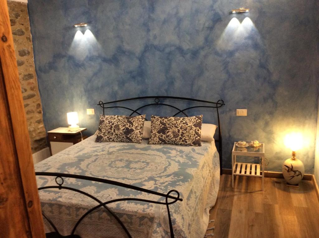 卢卡casamariu的卧室配有一张床,墙上有两盏灯