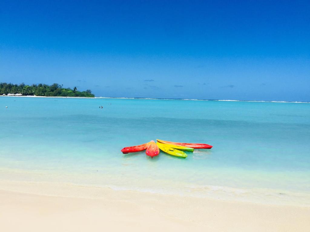 拉罗汤加穆里比奇科默酒店的两个冲浪板躺在沙滩上