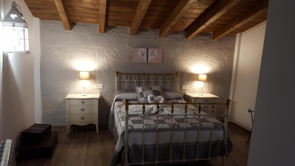 FrailesCasas Rurales Almoguer的一间卧室配有床和2个床头柜