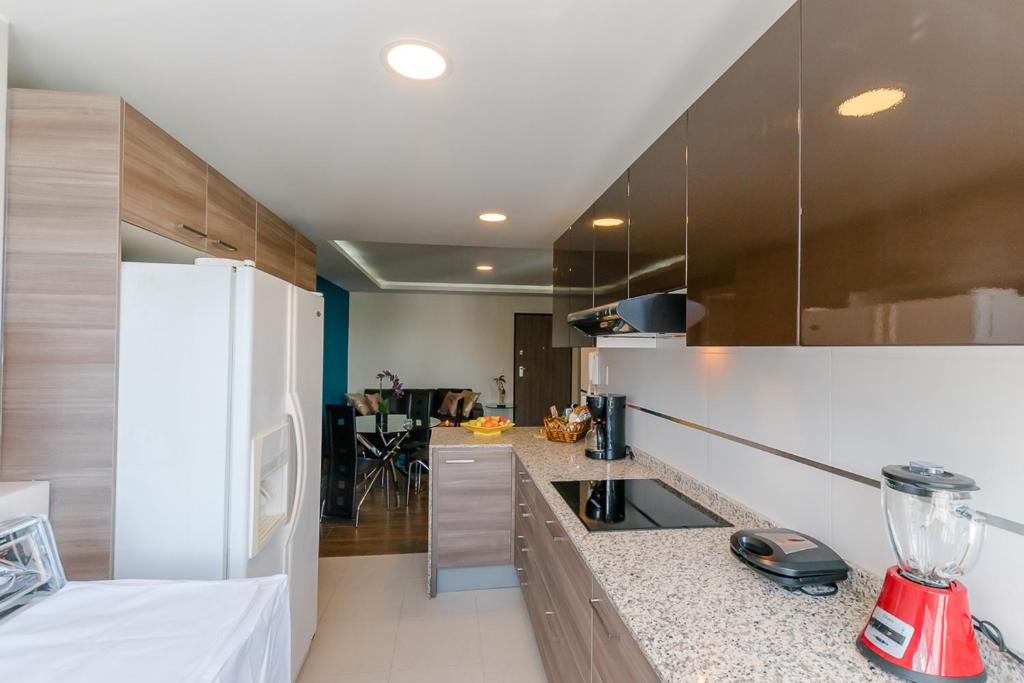 基多Suite de Lujo, Piso Alto, junto Parque Carolina的厨房配有白色冰箱和台面