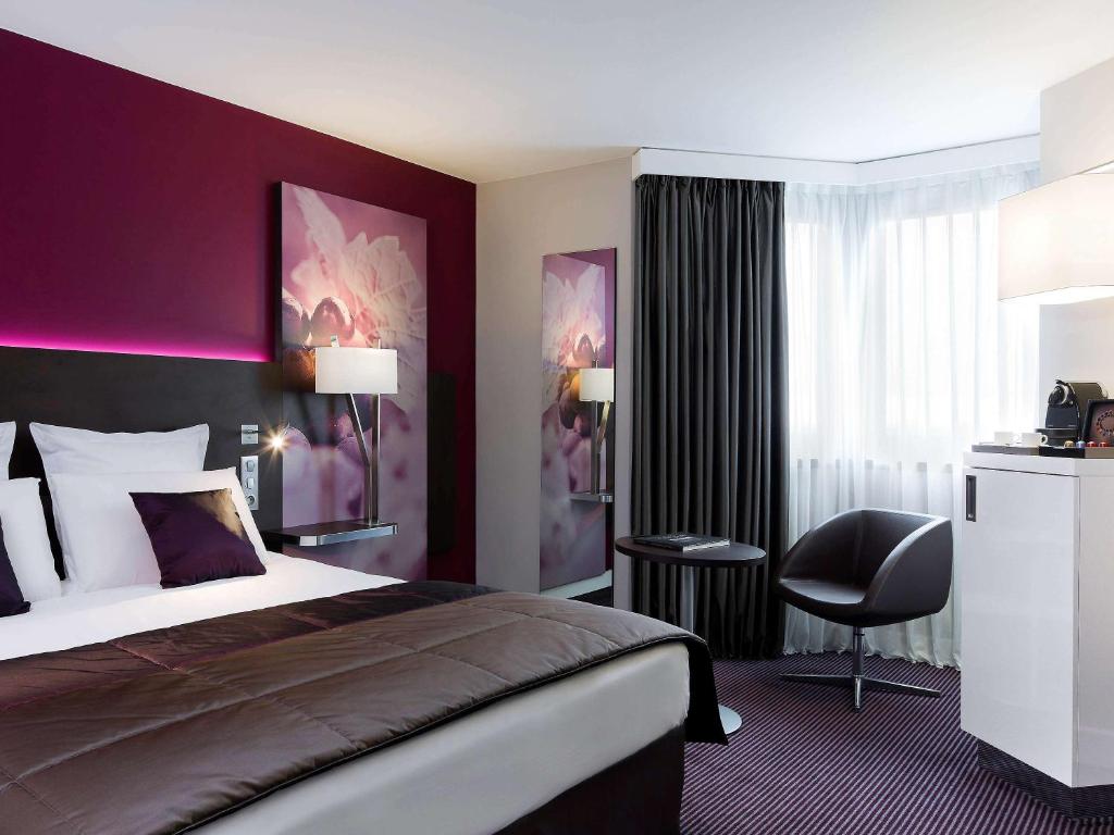 兰斯兰斯中心教堂美居酒店的酒店客房带一张床和紫色的墙壁