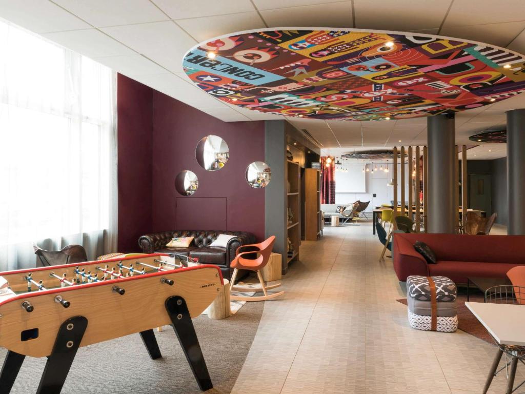 兰斯ibis Reims Centre的客房设有台球桌和贴有标签的天花板