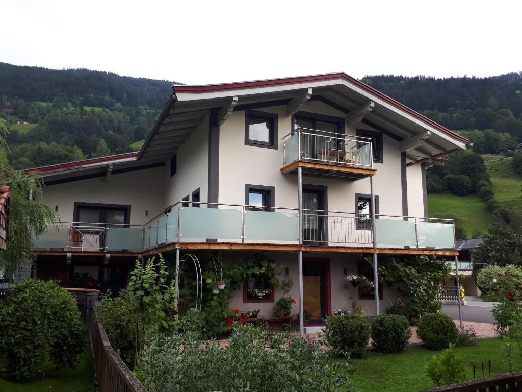 维尔德科格尔山麓布兰贝格Haus Lercher的山丘上带阳台的房子