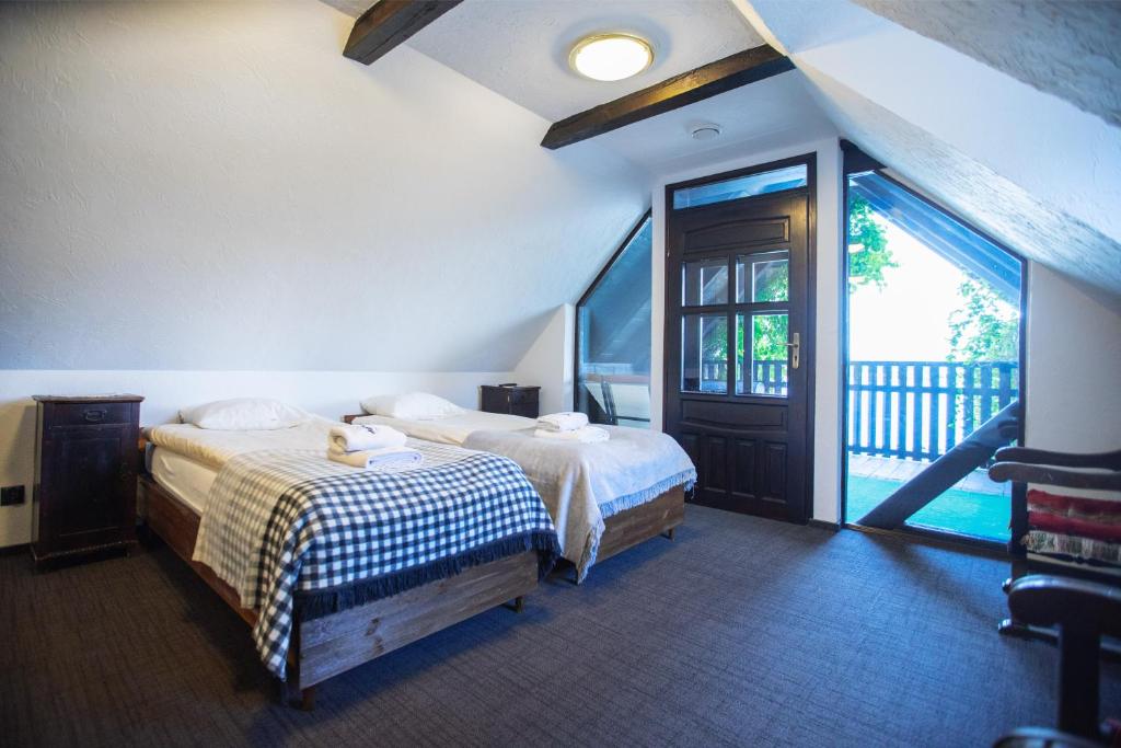 雷泽沃戈斯波达博德克扎尼拉贝德兹姆旅馆的一间带两张床的卧室和一个阳台